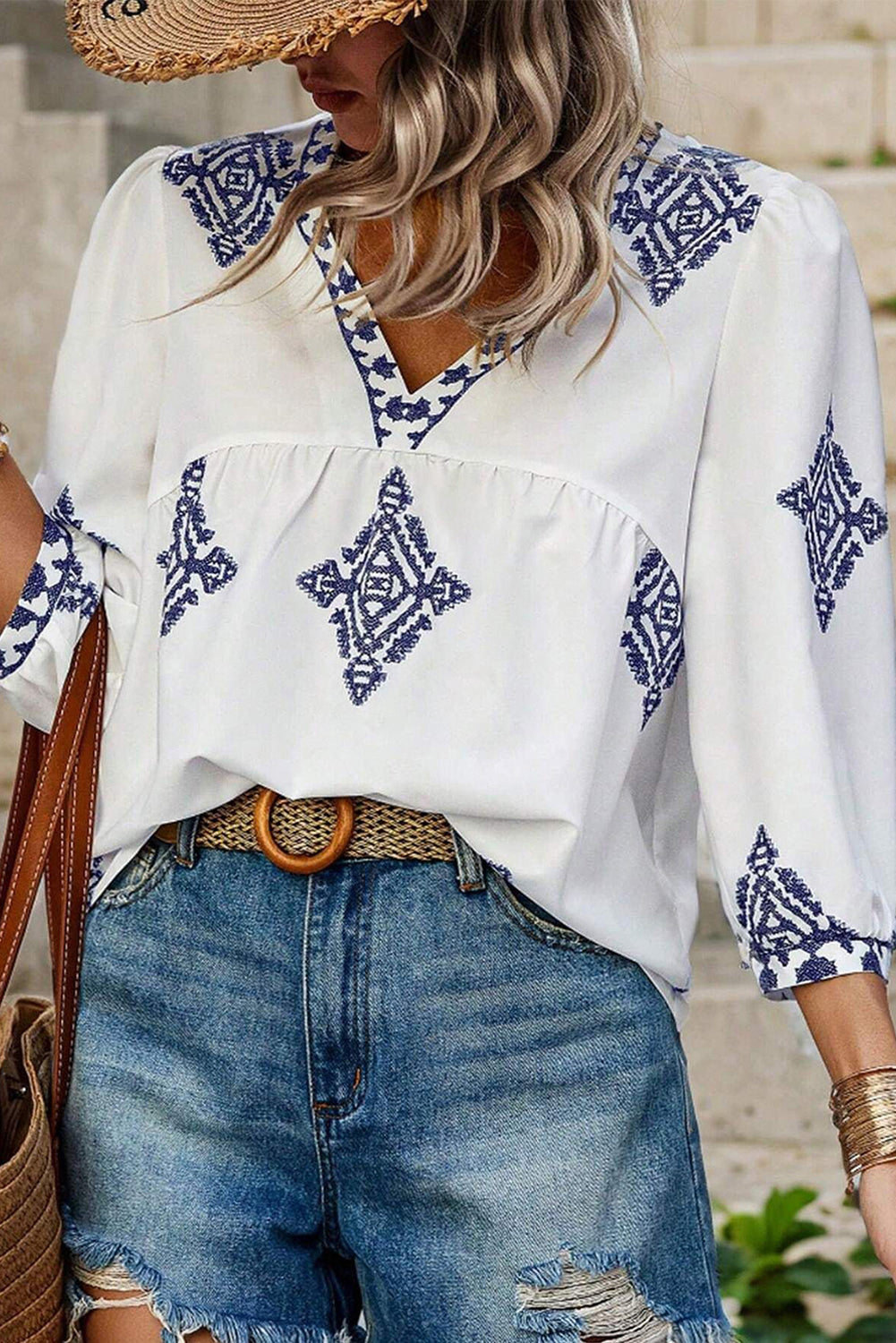Blouse blanche à col en V -A WOMAN WE LOVE