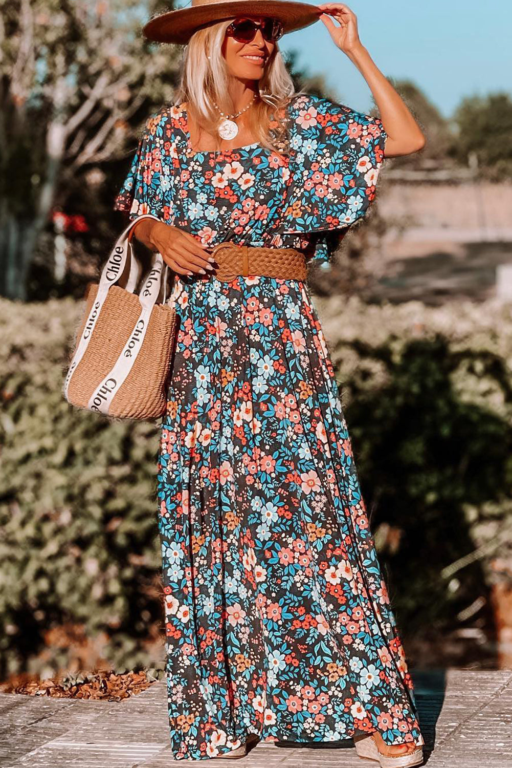 Robe longue à fleurs bleu ciel nouée dans le dos et col carré