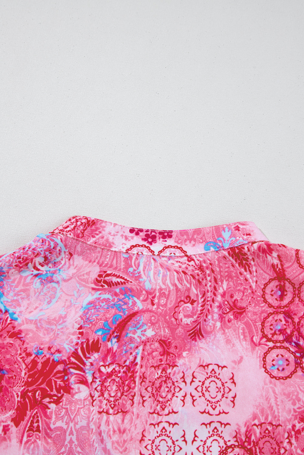 Blusa de manga corta enrollada con estampado floral abstracto en V -cuello y rosa