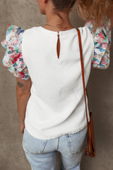 Haut en tricot texturé blanc à manches volantées et imprimé abstrait