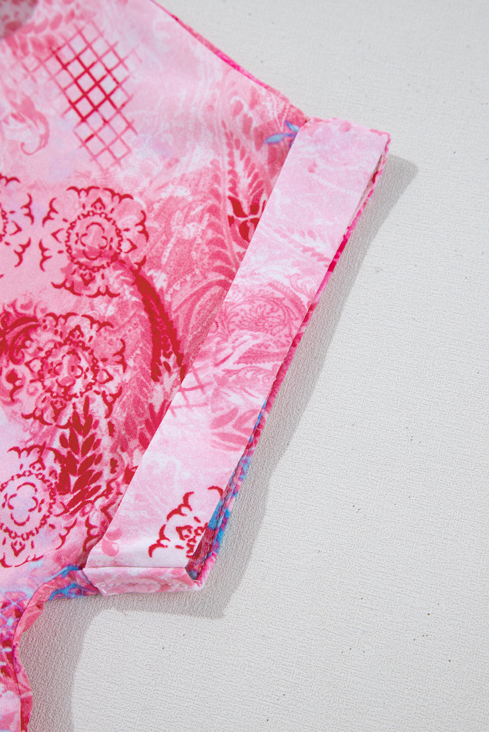Blusa de manga corta enrollada con estampado floral abstracto en V -cuello y rosa