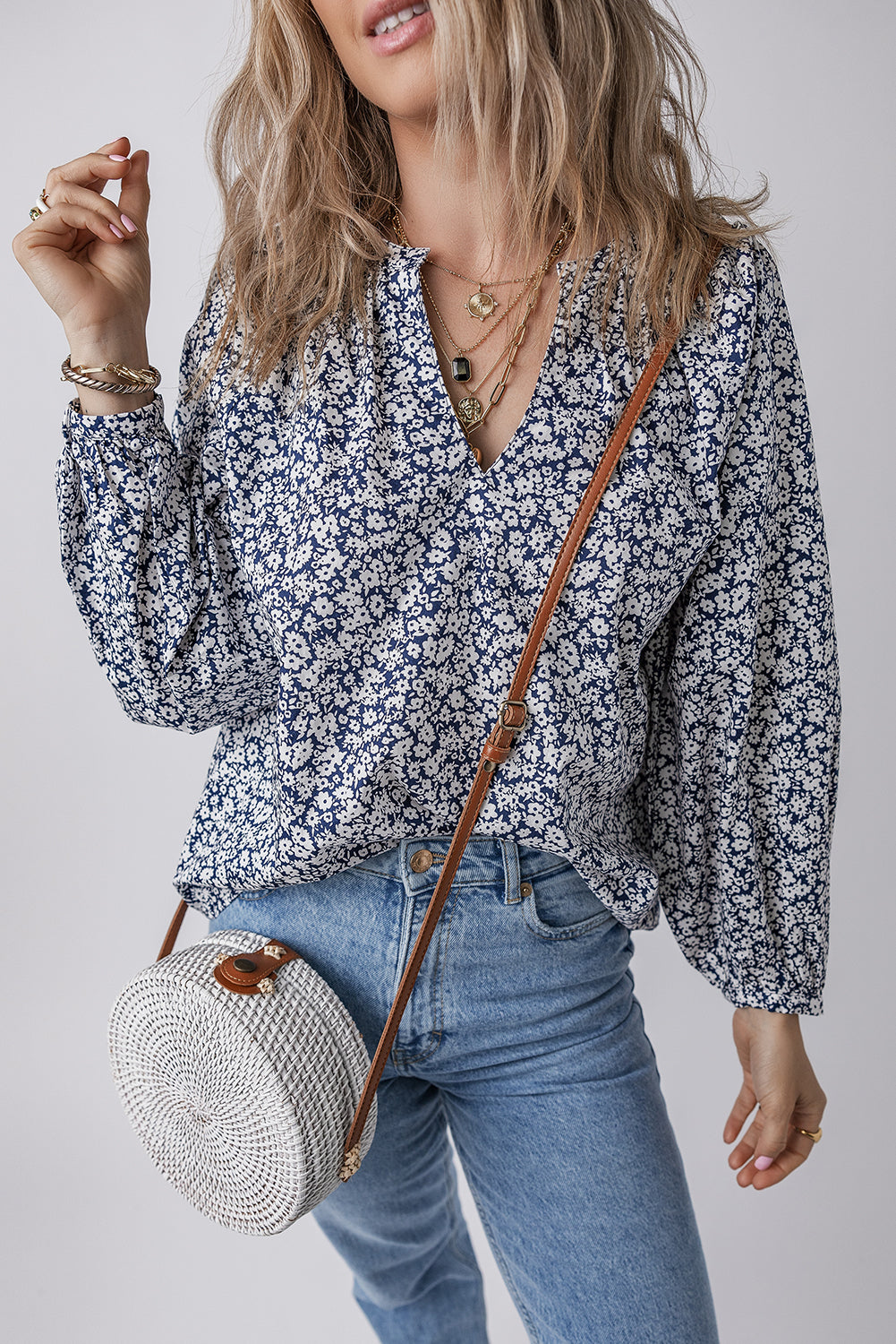 Chemisier bleu à imprimé floral et col en V cranté *-A WOMAN WE LOVE
