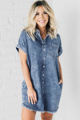 Robe en jean bleu délavé minéral avec manches à revers et ourlet effiloché