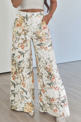 Jean large beige fleuri à taille haute et poches plaquées