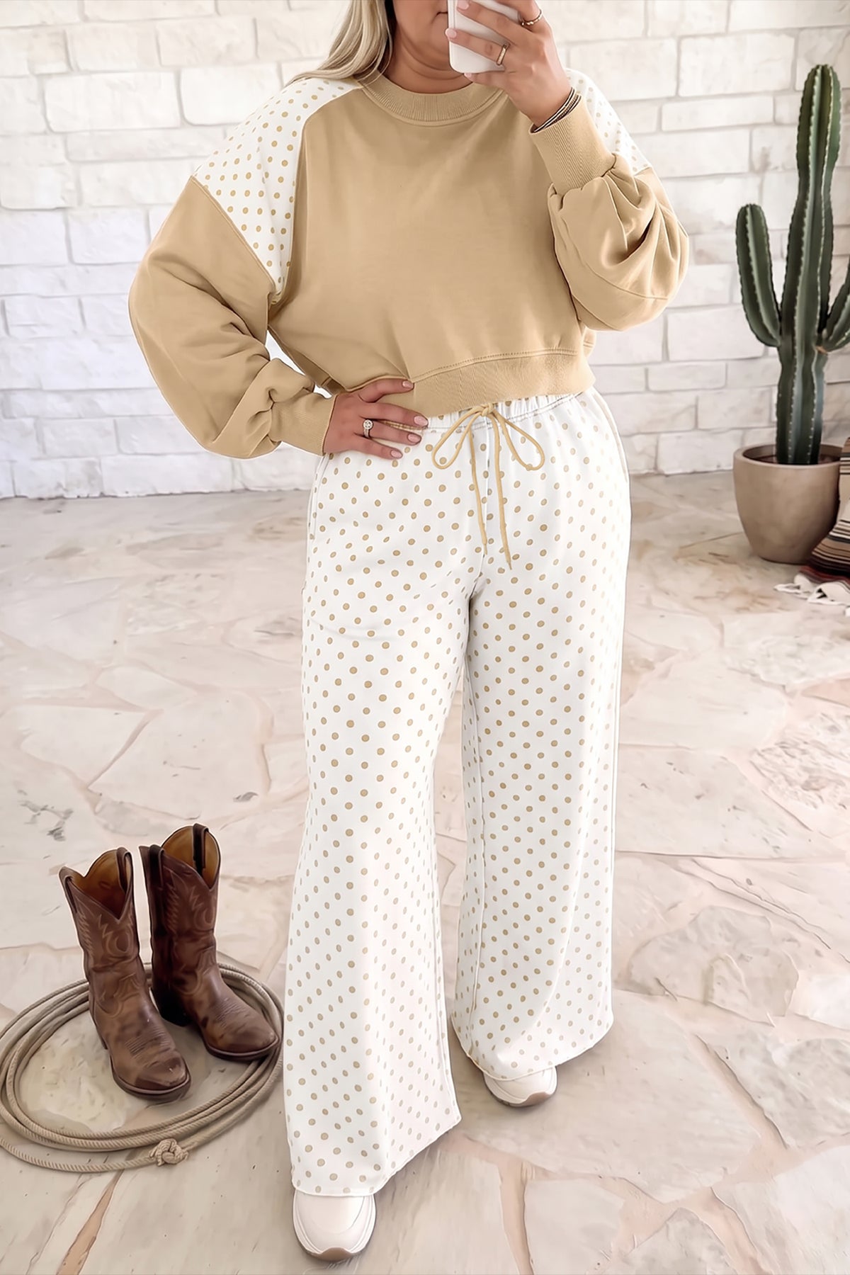 Ensemble beige grande taille à manches à pois et pantalon large à cordon