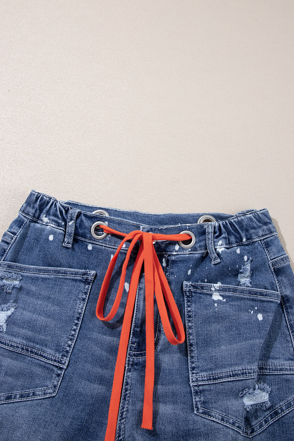 Jean droit court bleu déchiré avec éclaboussures de peinture et taille en corde *