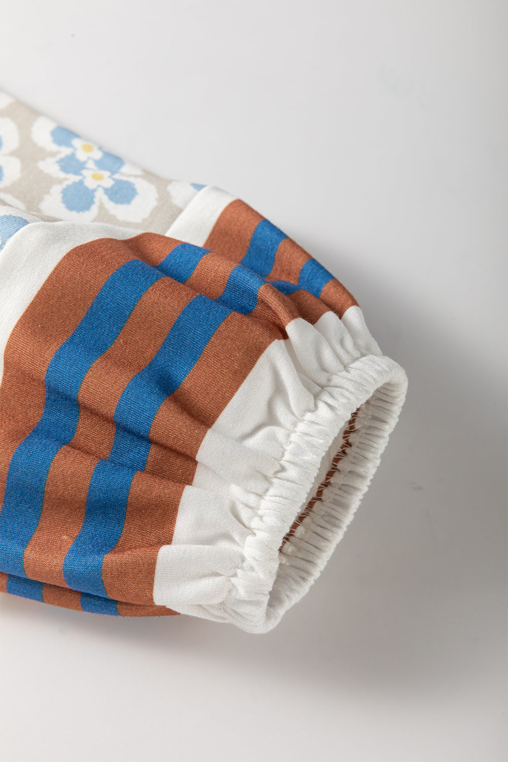 Chemisier blanc à manches lanternes et imprimé floral à rayures-A WOMAN WE LOVE