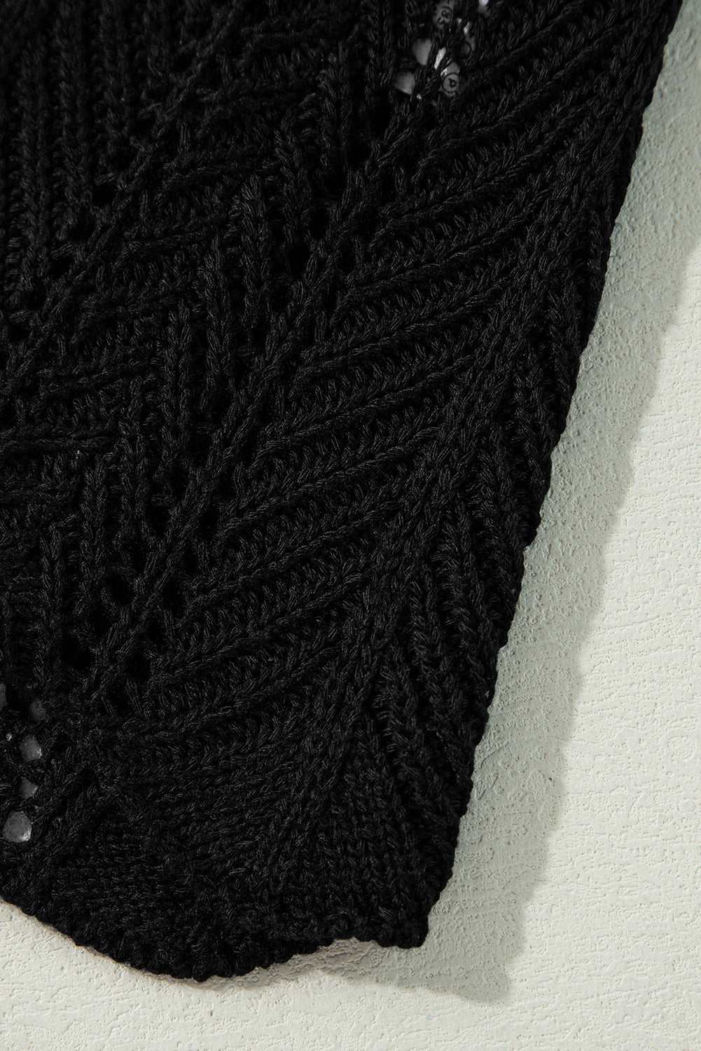 Crochet noir creux de cardigan ouvert ouvert