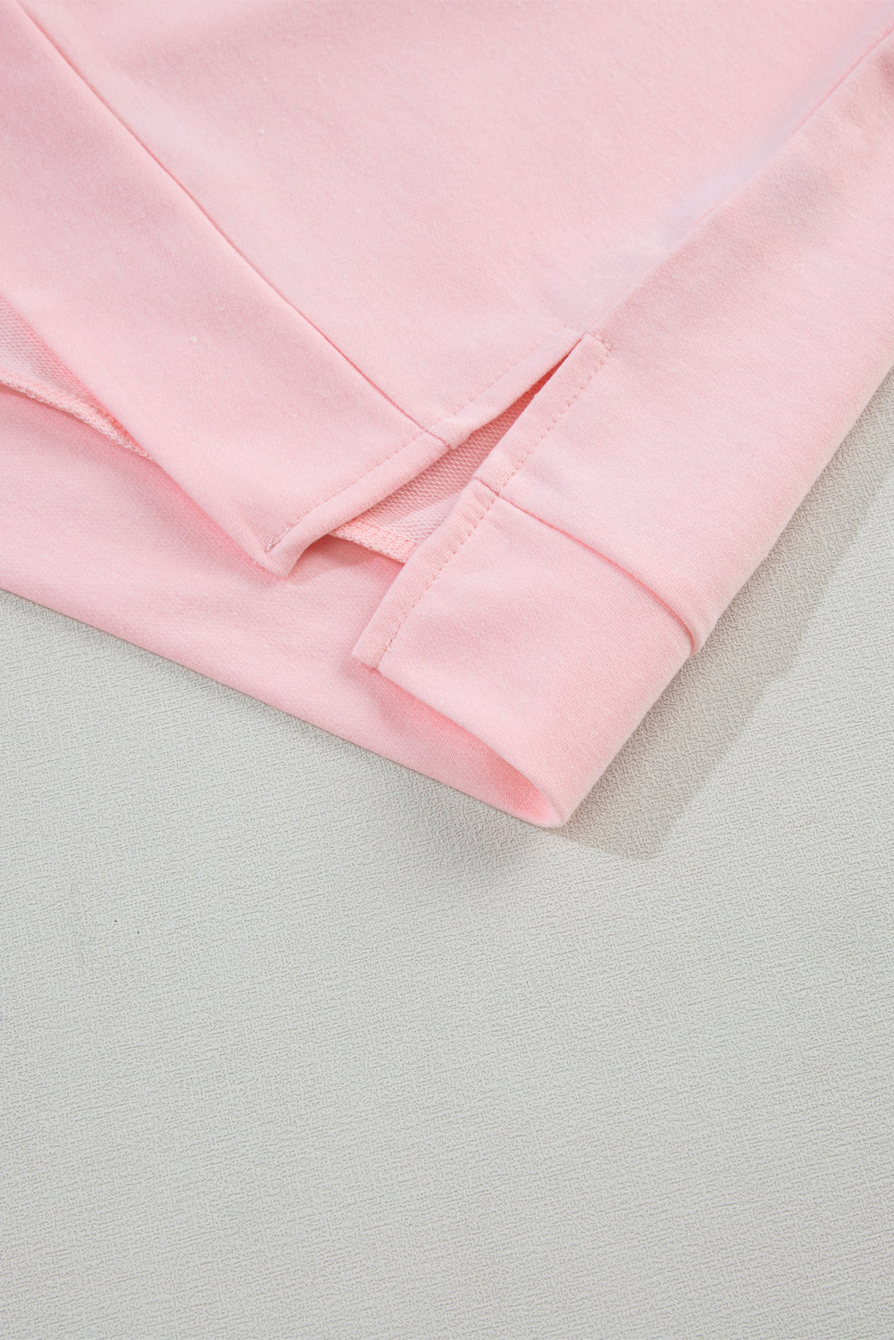 V-neck pink t-shirt and puffy sleeves
