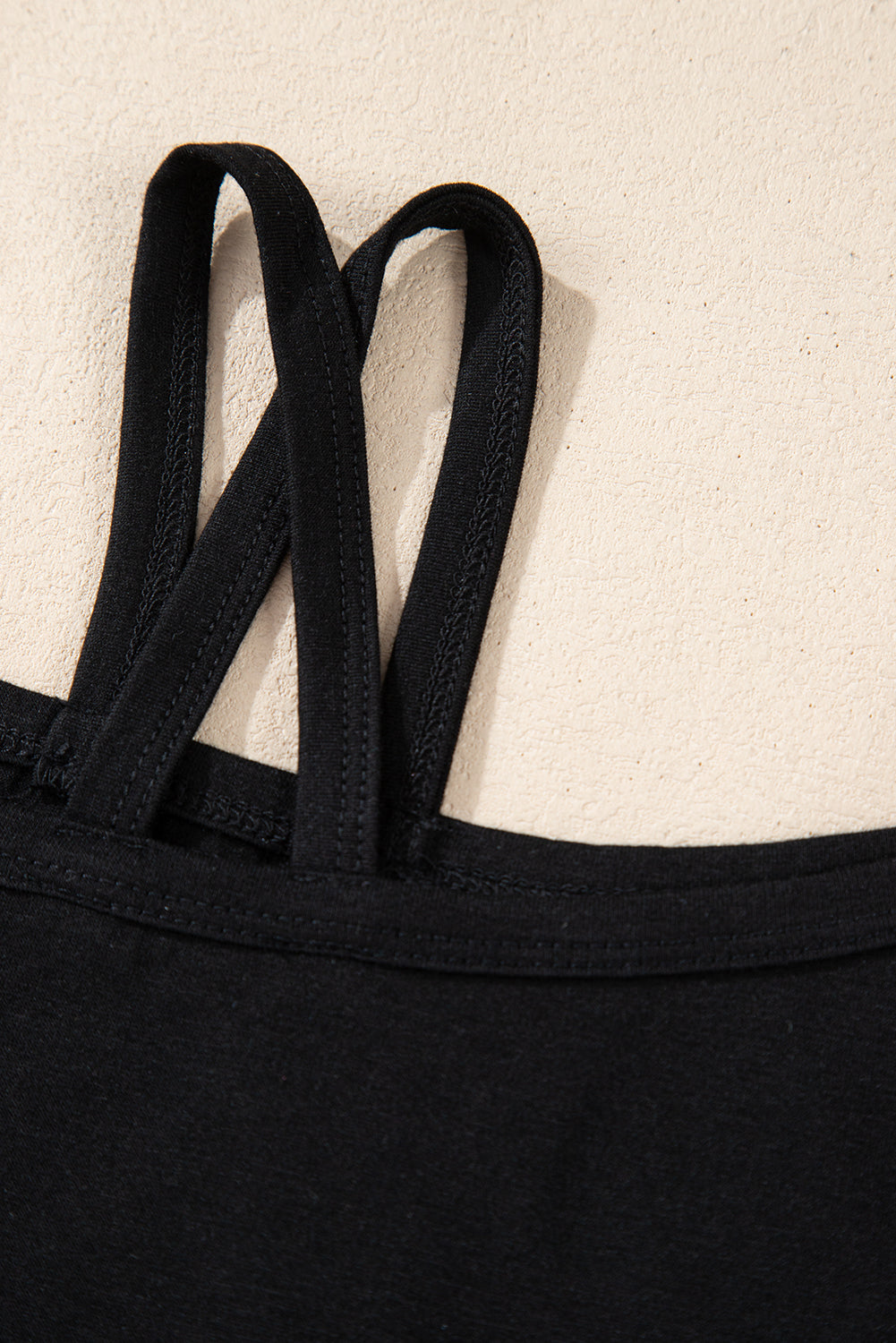 T-shirt noir asymétrique croisé à une épaule