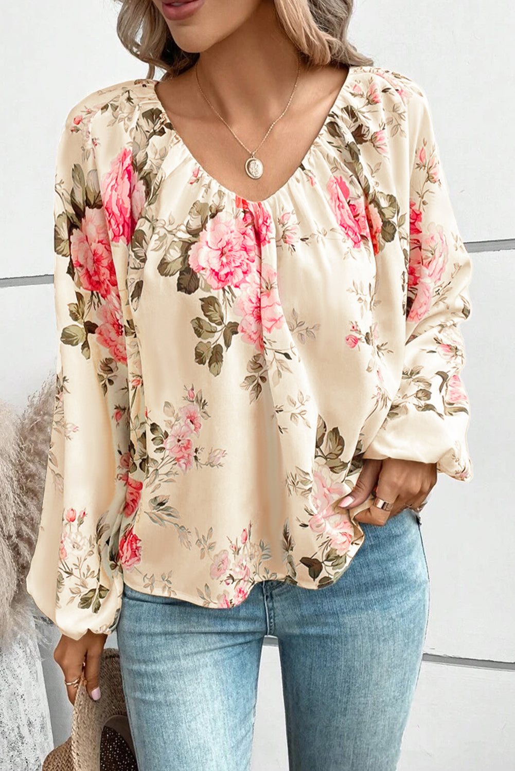 Chemisier beige à col en V et manches lanternes à imprimé floral-A WOMAN WE LOVE