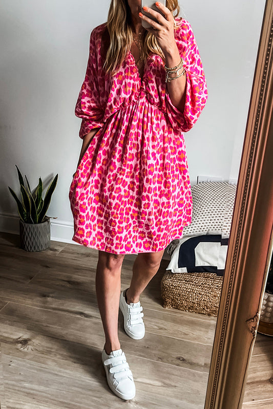 Robe rose à imprimé léopard élastiqué à col en V et manches 3/4 bouffantes