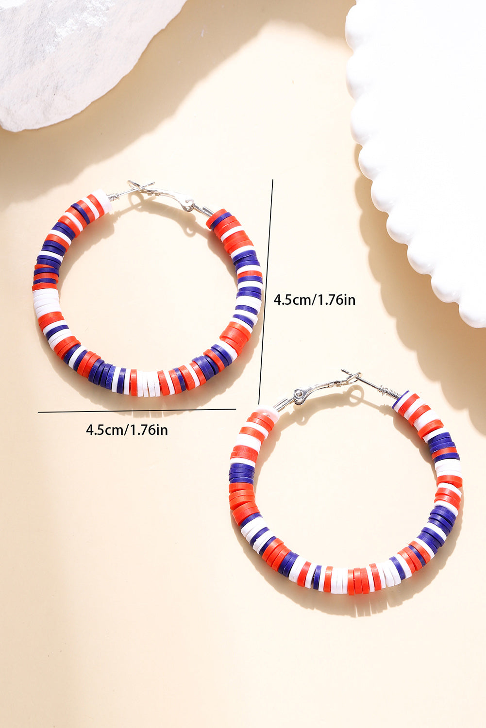 Boucles d'oreilles créoles en perles multicolores patriotiques rouges ardentes