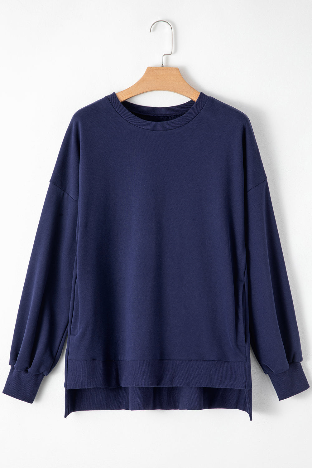 Spaccatura a blu blu navy o la felpa pullover a basso orlo basso