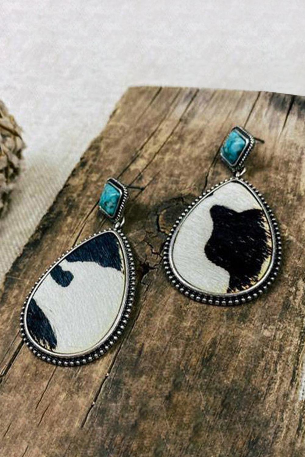 Boucles d'oreilles pendantes turquoise à imprimé vache noire