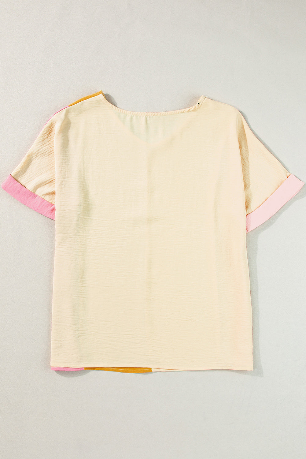 Camiseta de cuello en V y albaricoque arrugado