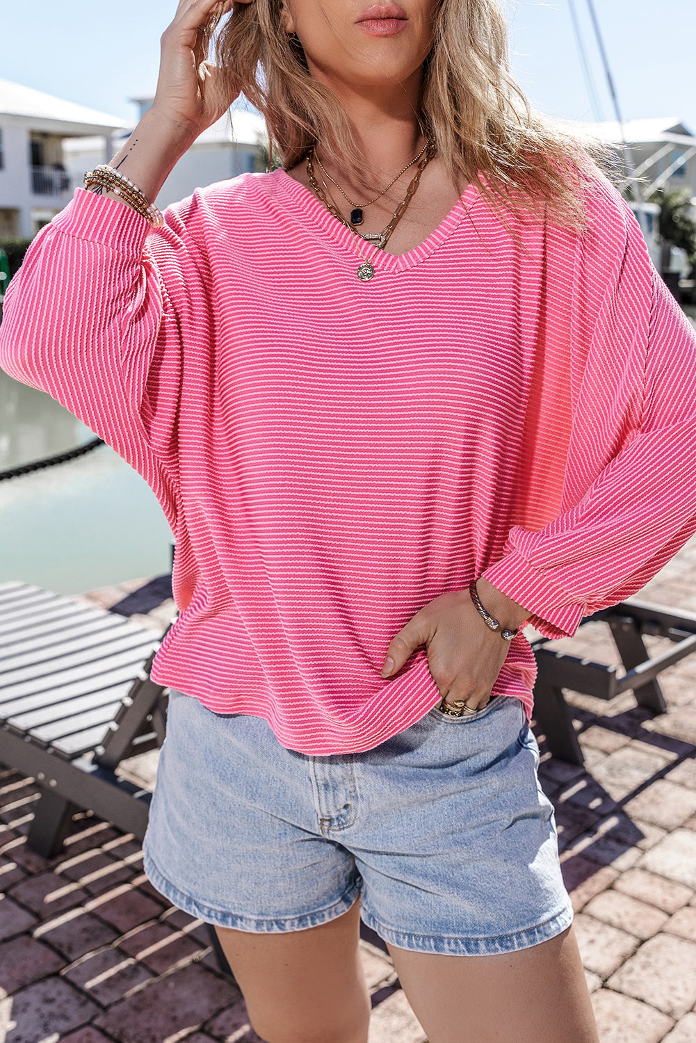 Pulsera de estampado de fresa rosado en V -neck top y manga