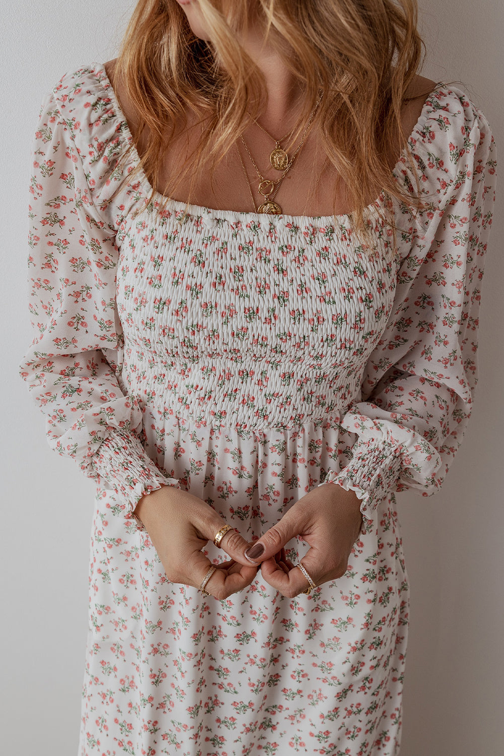 Vestido midi de cuello cuadrado con estampado floral blanco