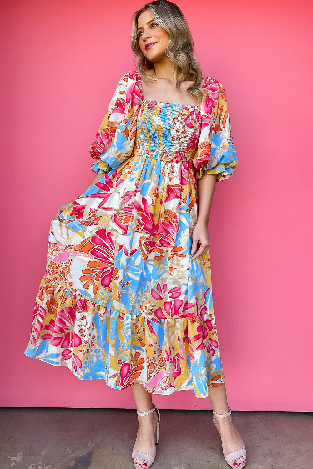 Robe longue à manches bouffantes et corsage smocké à imprimé tropical rose rouge