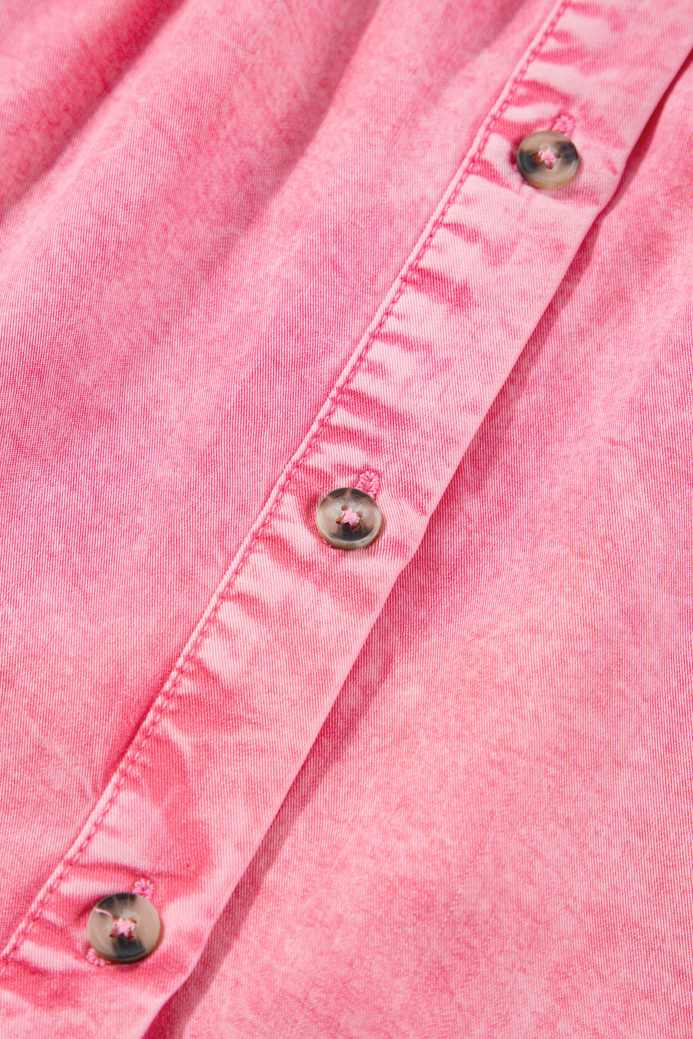 Mini-robe en jean boutonnée à manches courtes et à volants rose