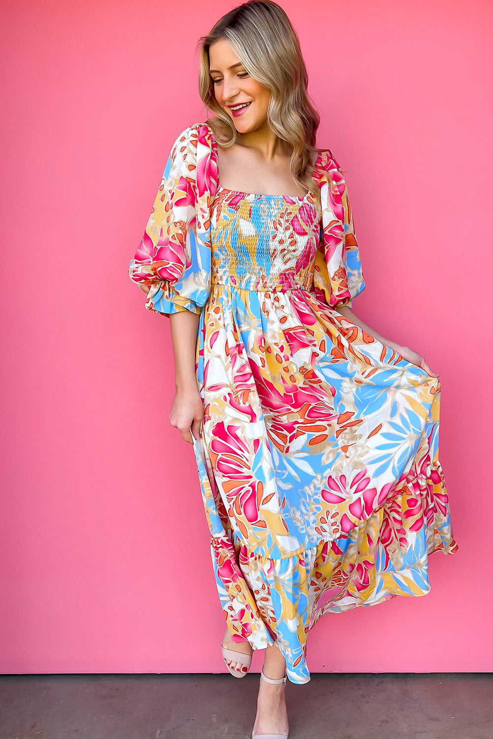 Robe longue à manches bouffantes et corsage smocké à imprimé tropical rose rouge