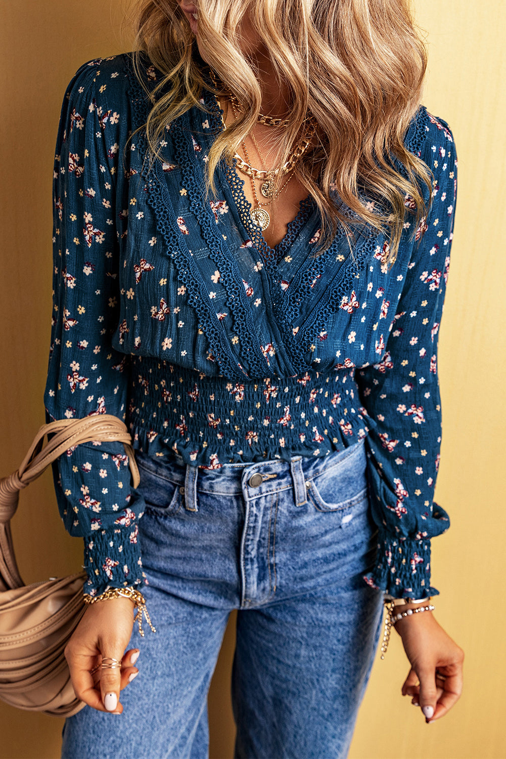 Blouse bleue à manches longues et smockée florale à col en V et bordure en dentelle