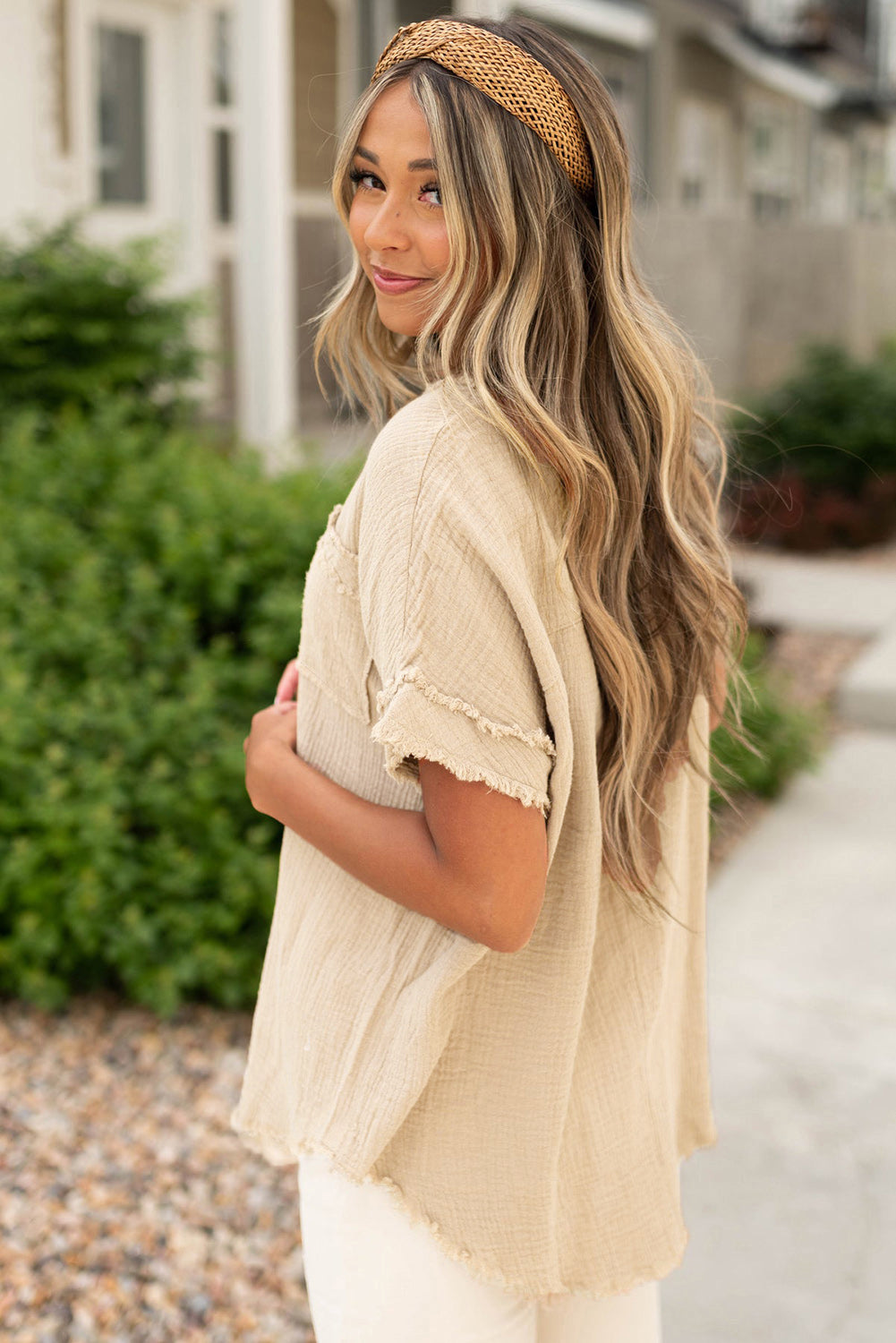 Half-low-cut-out high-sleeved top and crumpled textured tapered border parchment