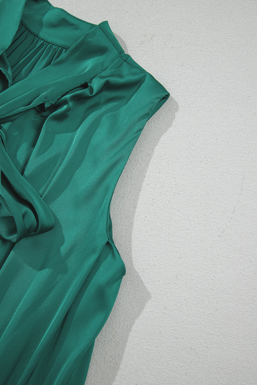 Evergreen - Mini-robe droite sans manches en satin avec nœud papillon-A WOMAN WE LOVE