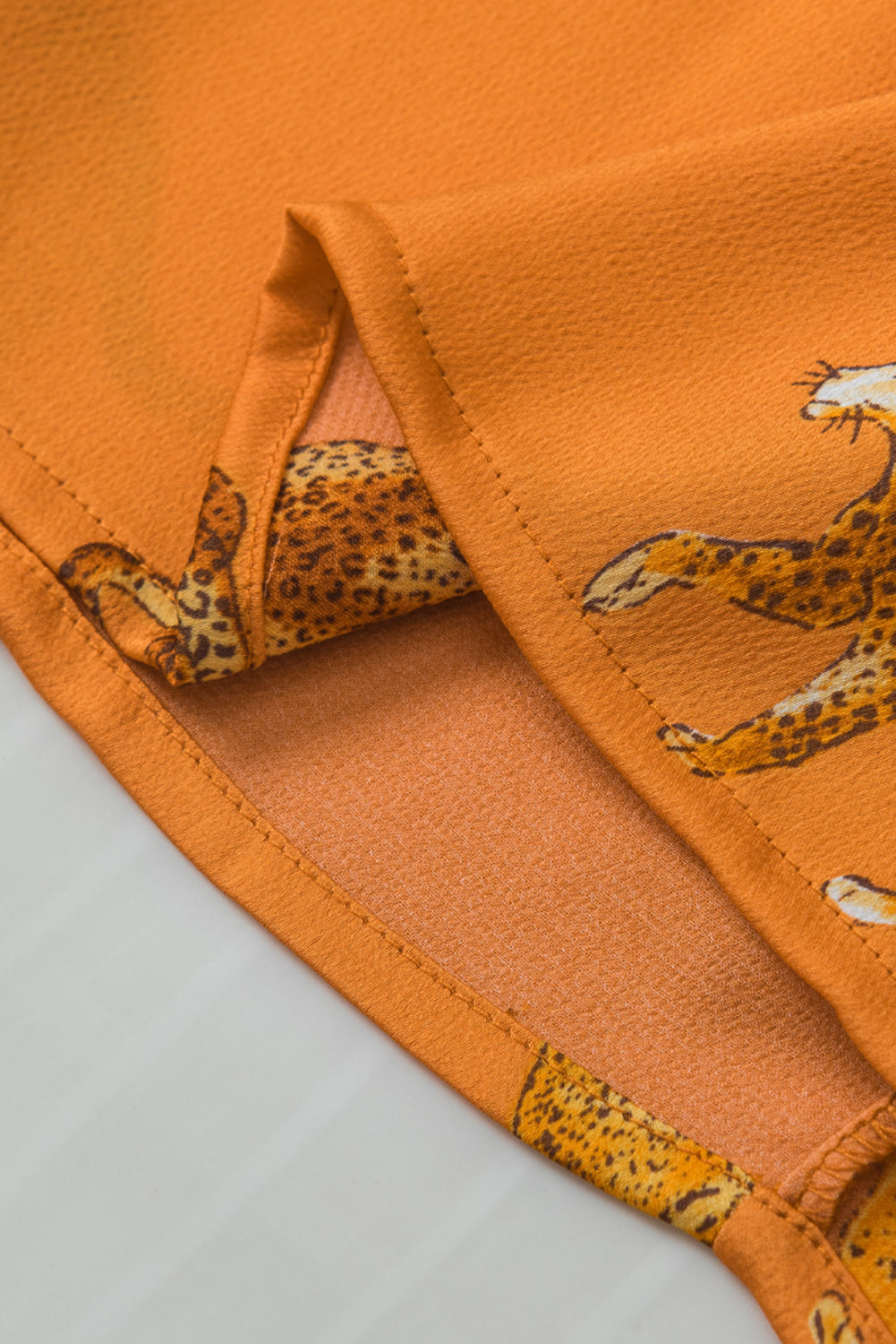 Blouse orange à manches volantées et imprimé guépard