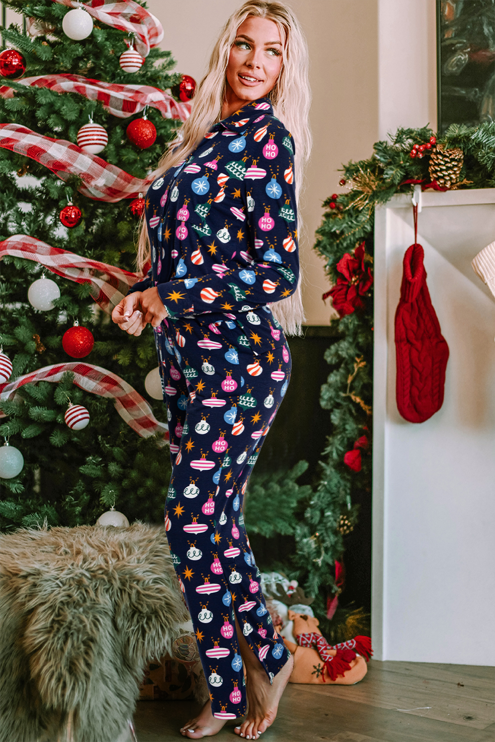 Ensemble pyjama chemise et pantalon imprimé lumières de Noël colorées bleu marine-A WOMAN WE LOVE