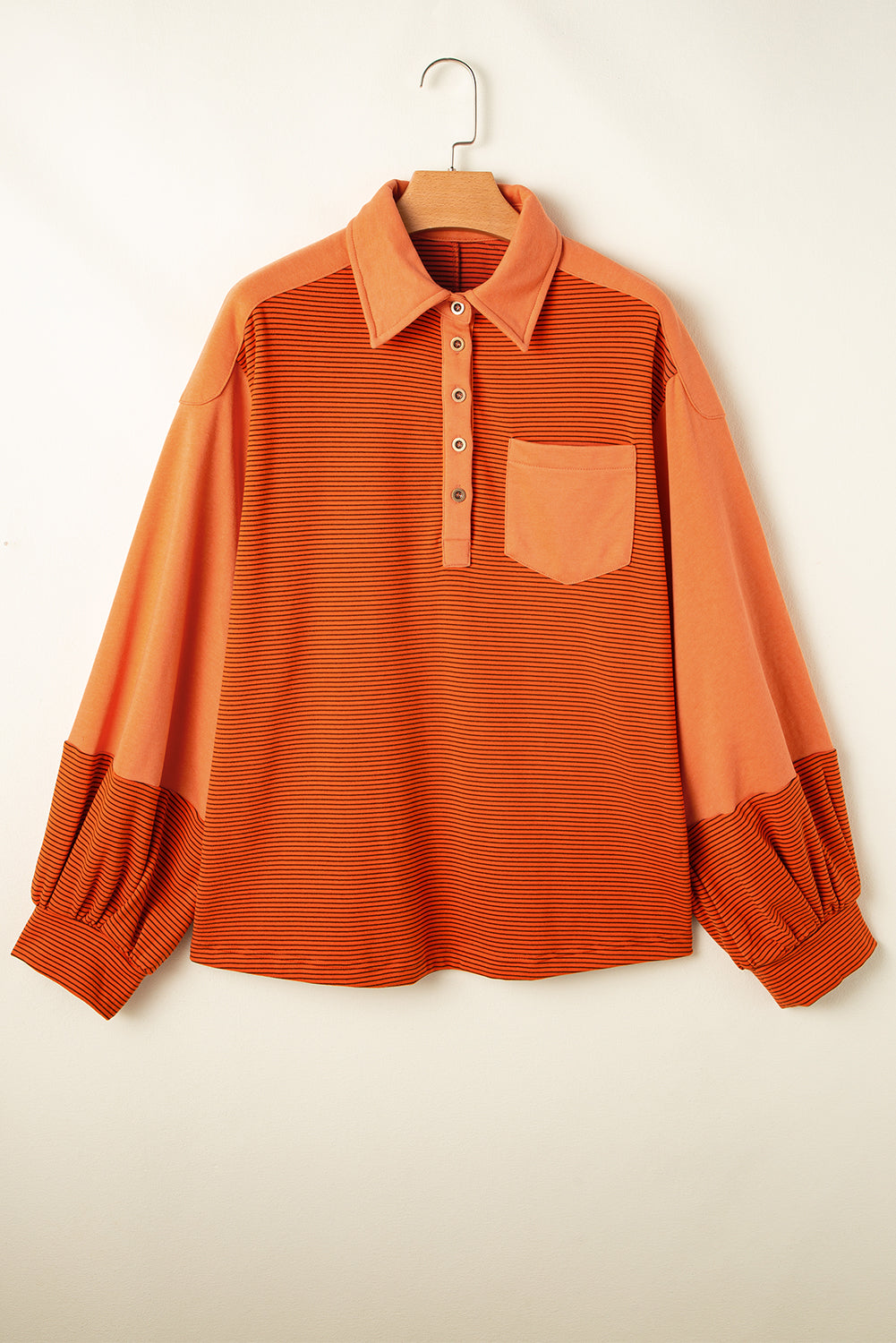 Orangefarbener Streifen freiliegende Naht Henley Turndown Neck Puff-Ärmel Sweatshirt