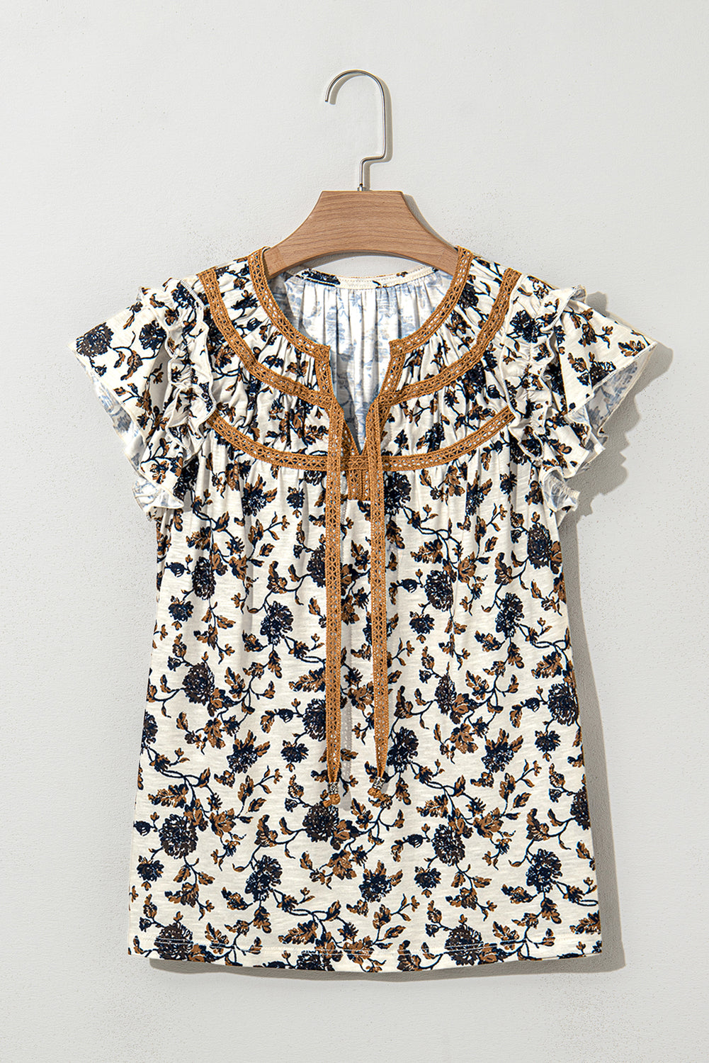 Blusa blanca con volantes y flores con cordones *