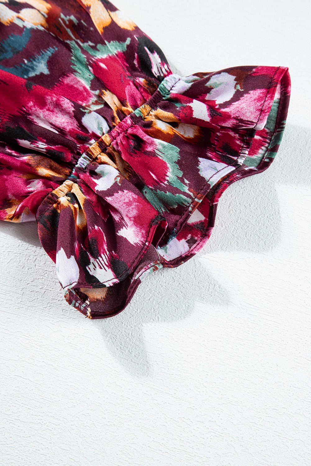Vestido rosa rojo con estampado floral y volantes de manga a mitad de longitud y cuello V