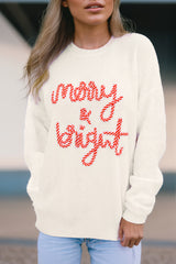 Suéter navideño con rayas blancas con letras alegres y brillantes