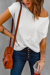 Camiseta blanca con bolsillos con hendiduras laterales