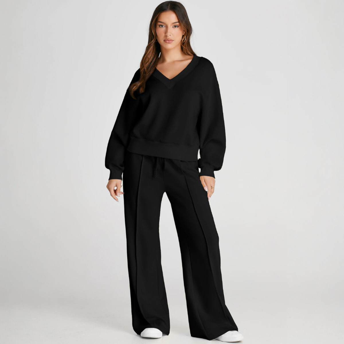 Ajuste de deportes negros con costuras cortas y de gran cantidad en V -neck