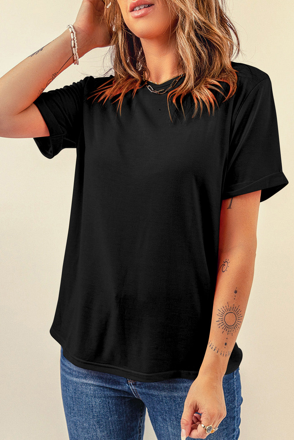 Camiseta negra relajada con placas redondas