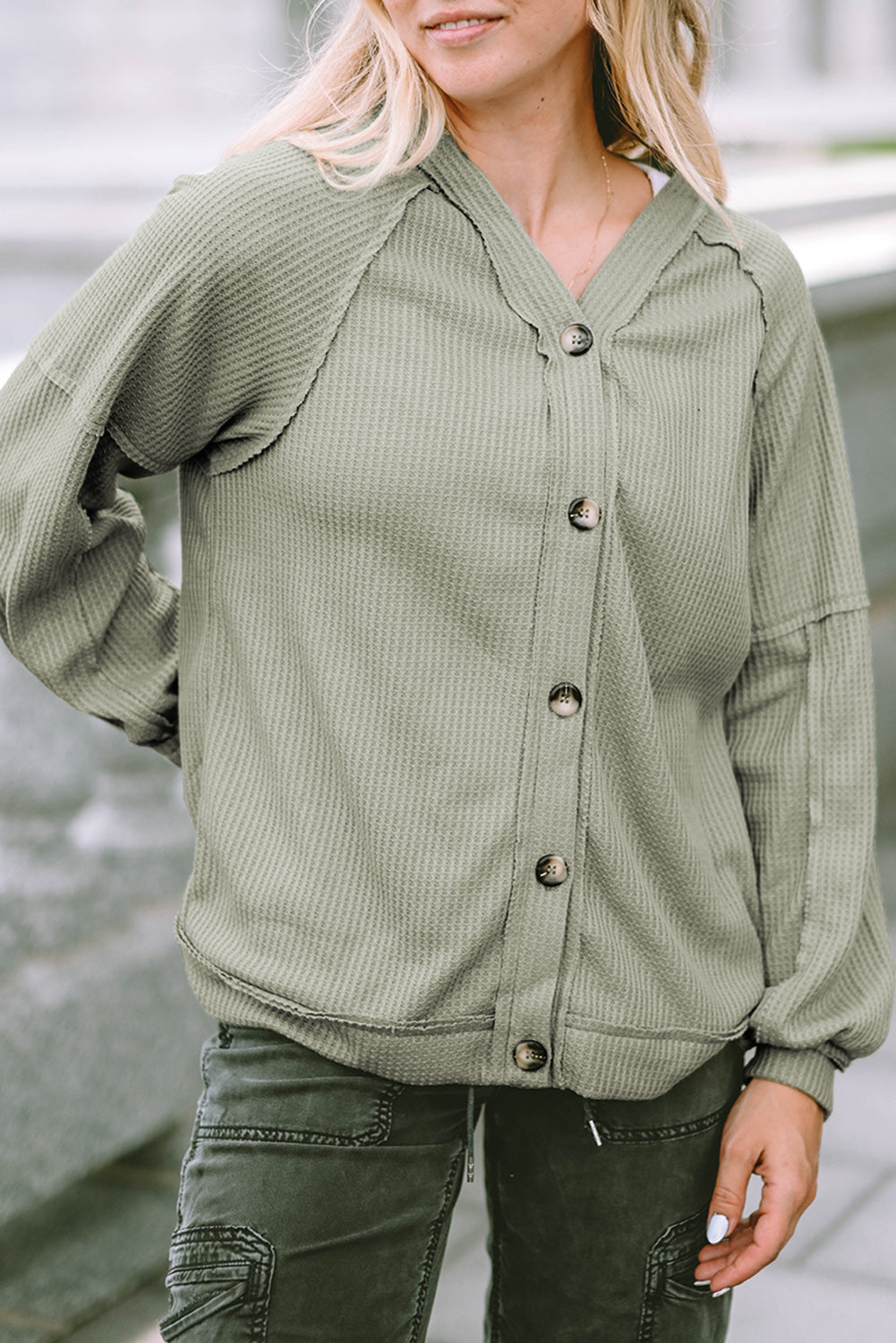 Cardigan vert en tricot gaufré avec boutons et coutures apparentes sur le devant-A WOMAN WE LOVE