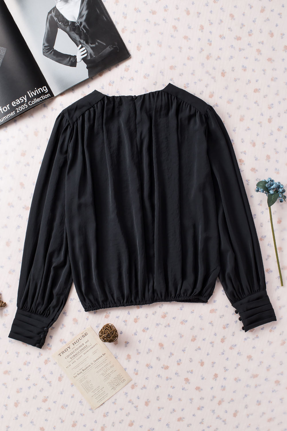 Chemisier ample plissé noir avec épaules rembourrées et poignets boutonnés-A WOMAN WE LOVE