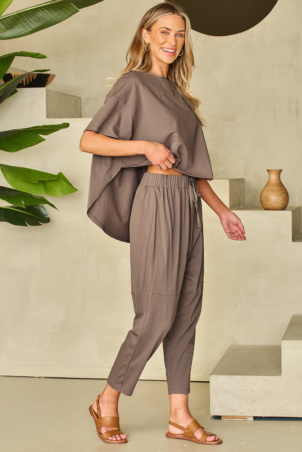 Ensemble t-shirt et pantalon court Simply Taupe High Low Boxy Fit