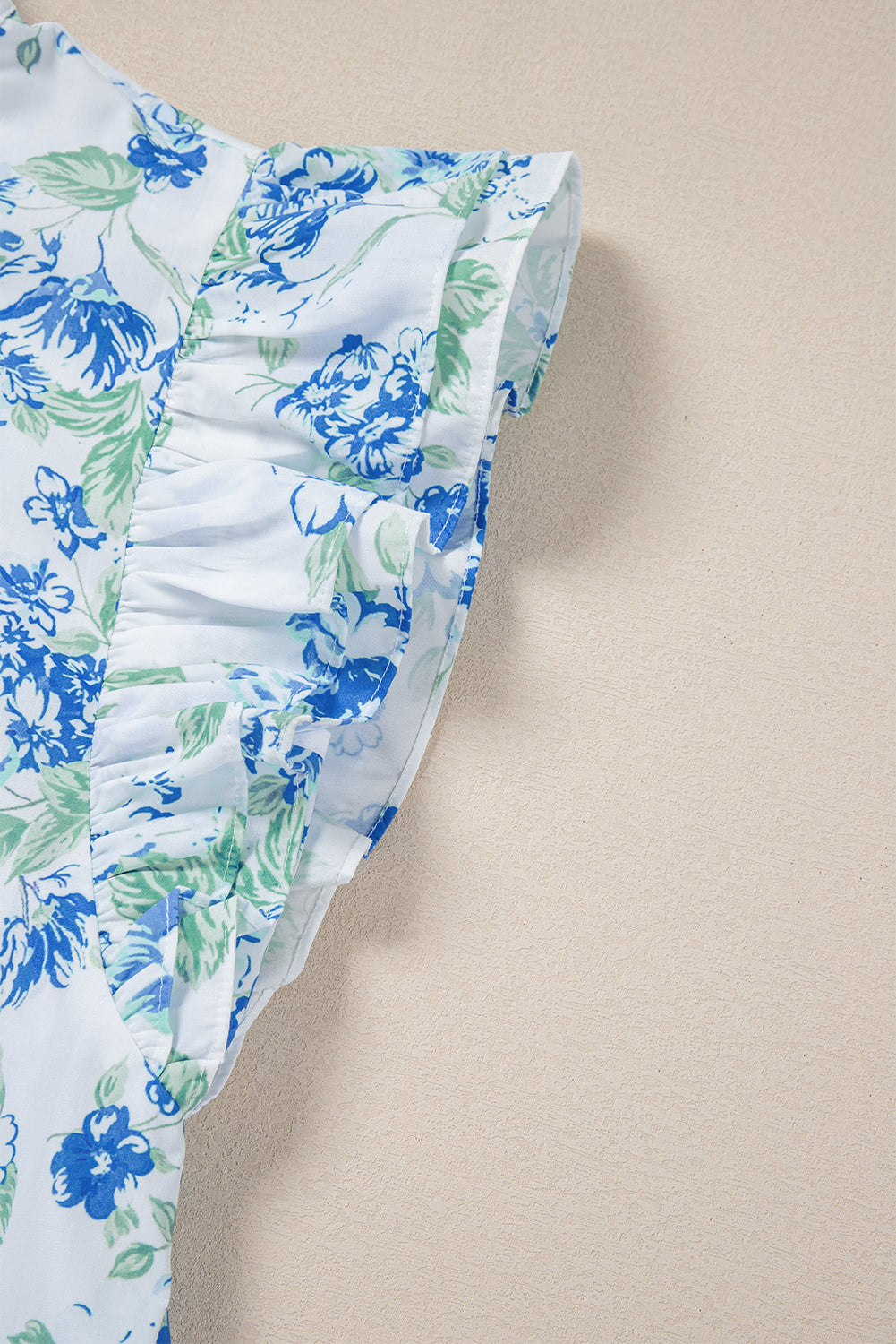 Chemise boutonnée à volants et imprimé floral bleu ciel-A WOMAN WE LOVE