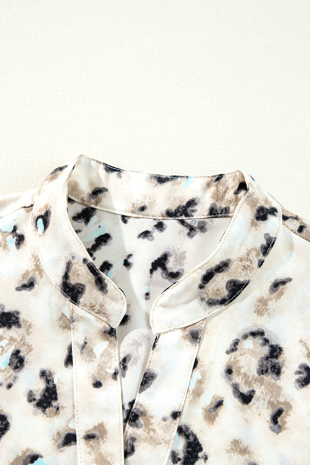 Robe kaki à imprimé léopard boutonnée sur le devant *