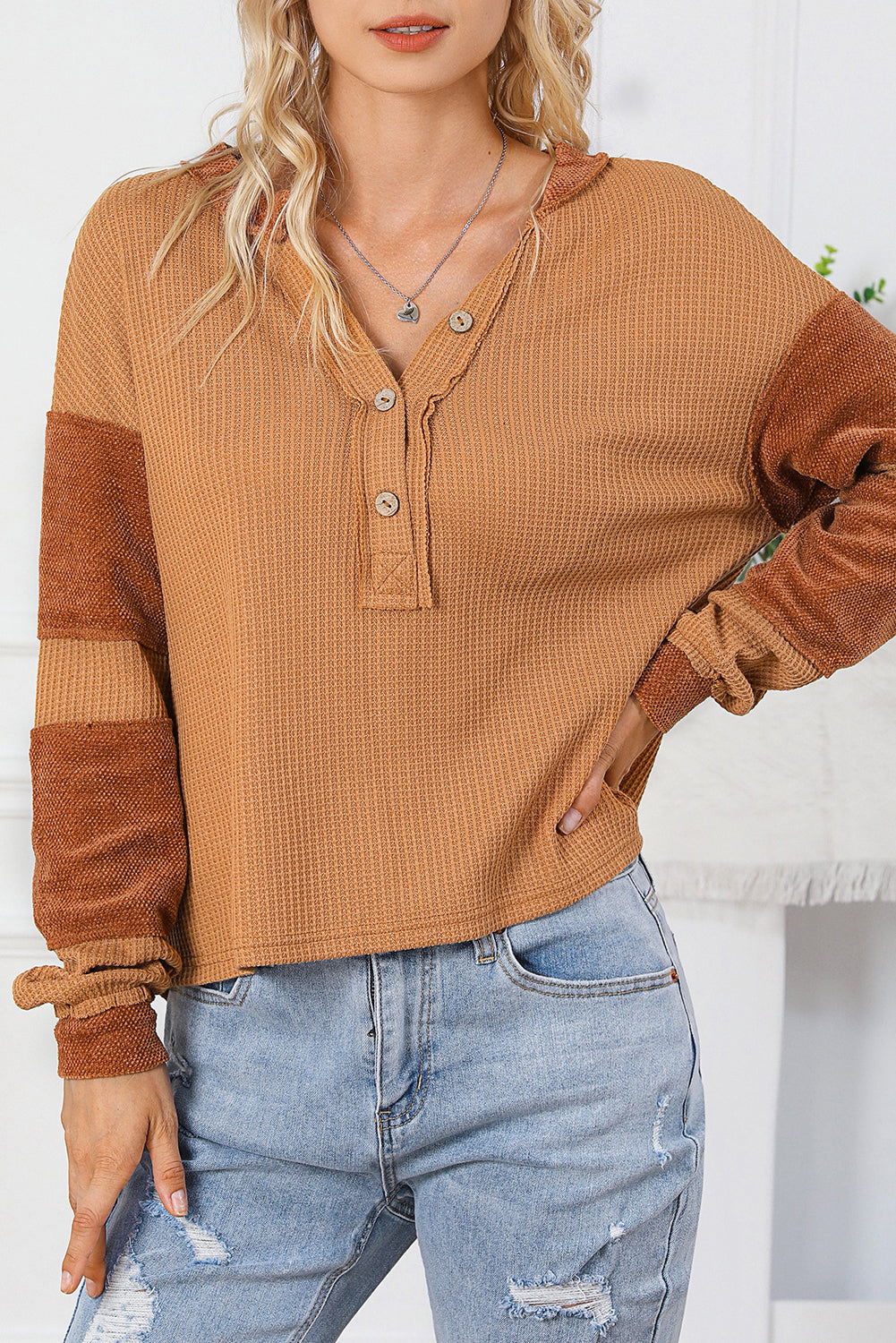 Orangekontrastgeflickter exponierter Naht Waffel Strick Henley Top