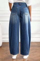 Jean baril bleu à taille haute, coutures courbes et revers