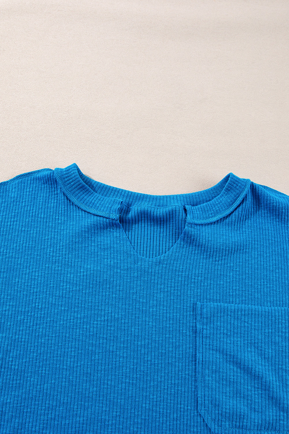 Haut bleu à manches longues et col en V en tricot côtelé à coutures apparentes