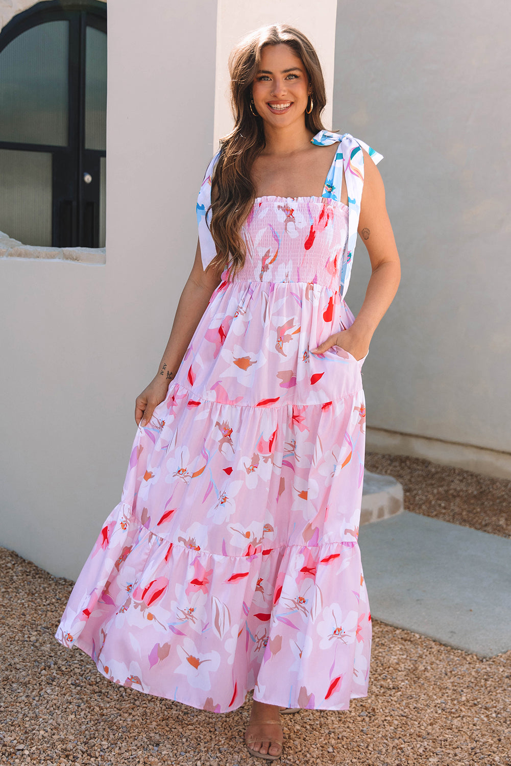 Vestido rosa largo con estampado floral y hombros anudados