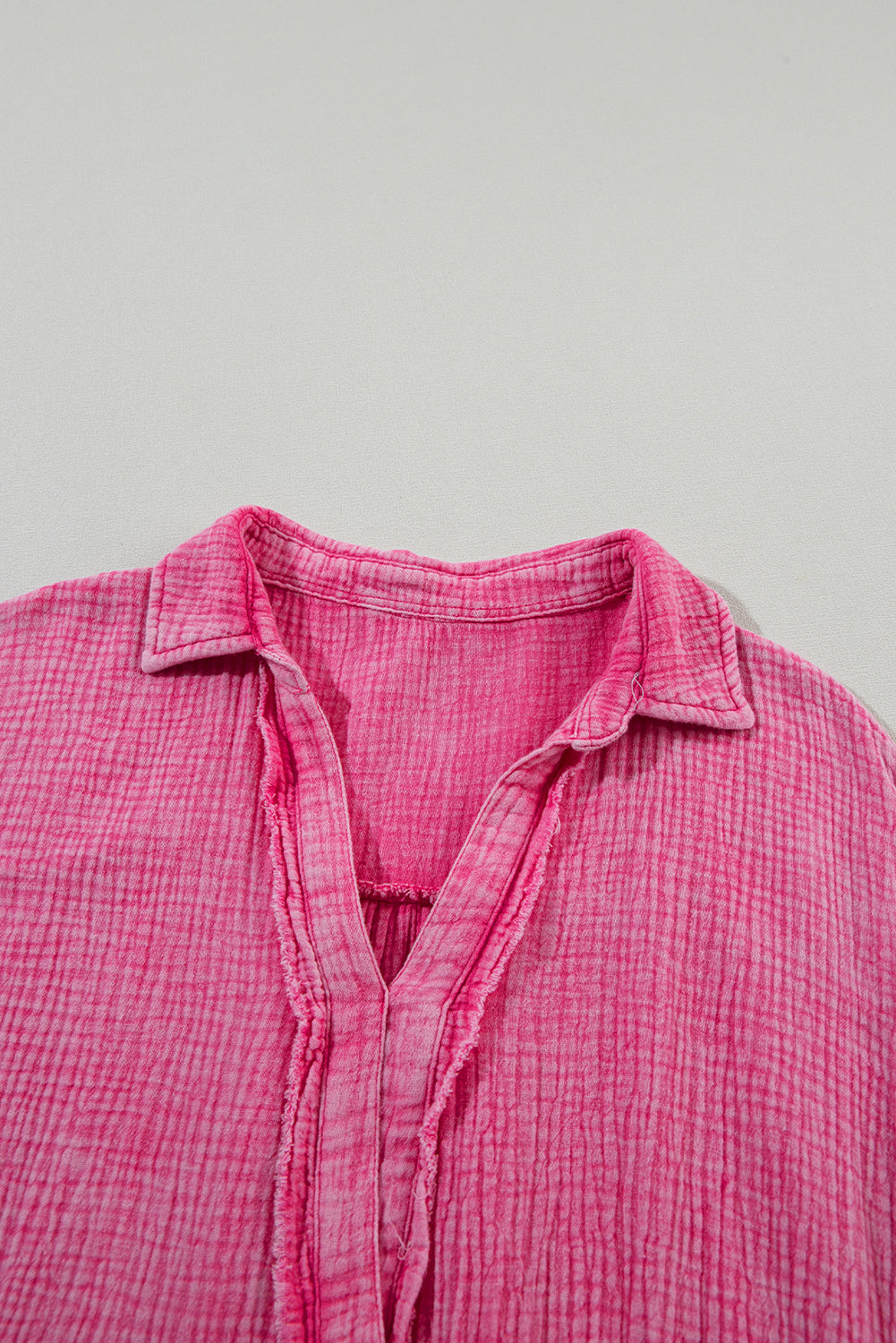Robe à volants froissée rose fraise, délavé minéral, col fendu, ourlet brut