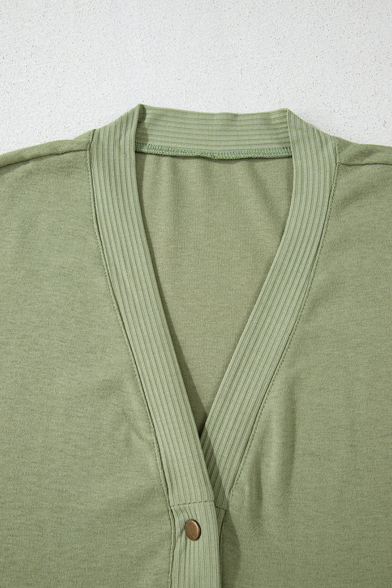 Cardigan en tricot vert avec boutons-pression sur le devant de grande taille