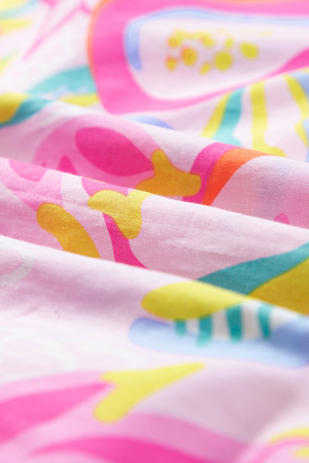 Robe boutonnée à manches flottantes et à volants floraux abstraits rose