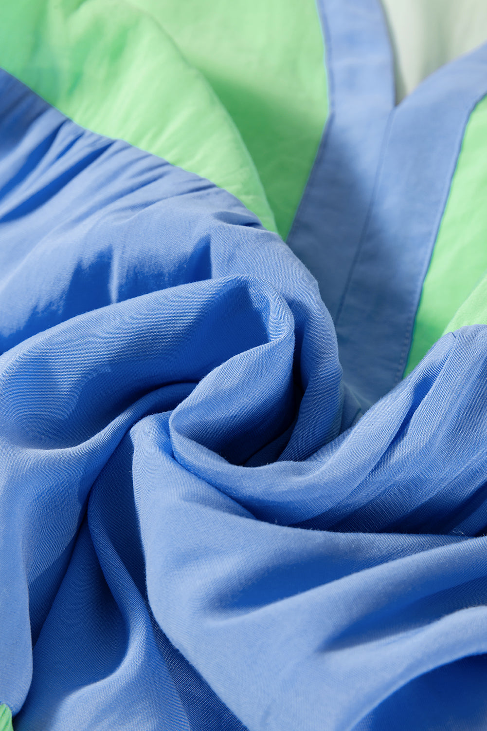 Robe droite bleu foncé couleur block à volants *